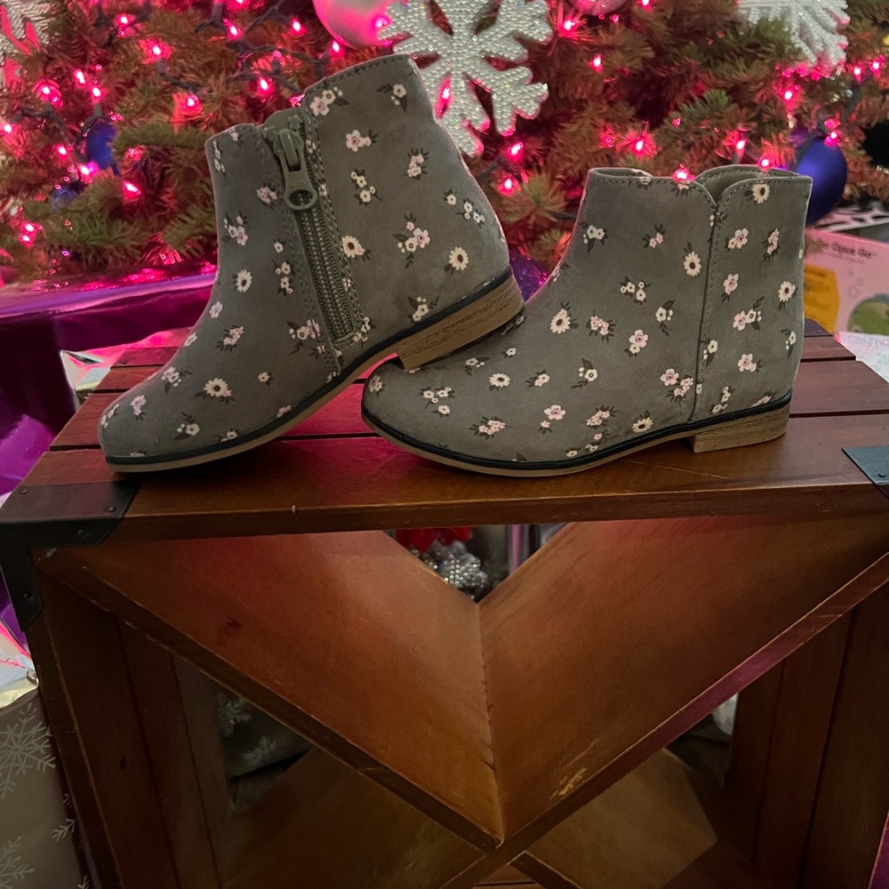 Girls size toddler  10 boots